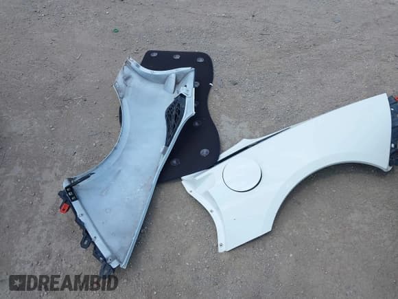 ✅ 2015 Chevrolet Corvette 1LT • VIN: 1G1YB2D7XF5117802 • Lot: 43017939. Wystawiony na IAAI z przebiegiem 54 180 mil. Bezpłatny archiwum sprzedaży aukcyjnych z USA i szczegółowy raport historii pojazdu na DreamBid. Zdjęcie 12.