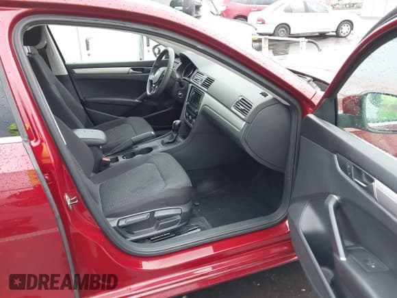 ✅ 2017 Volkswagen Passat S • VIN: 1VWAT7A39HC049038 • Лот: 43634520. Опубликован ранее на IAAI с пробегом 75 547 миль. Бесплатный доступ к архиву аукционных продаж из США и подробный отчёт об истории автомобиля на DreamBid. Изображение 5.