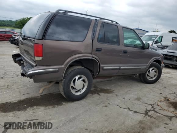 ✅ 1998 Chevrolet Blazer LS • VIN: 1GNDT13W7W2126083 • Lot: 54073554. Wystawiony na Copart z przebiegiem 162 676 mil. Bezpłatny archiwum sprzedaży aukcyjnych z USA i szczegółowy raport historii pojazdu na DreamBid. Zdjęcie 3.