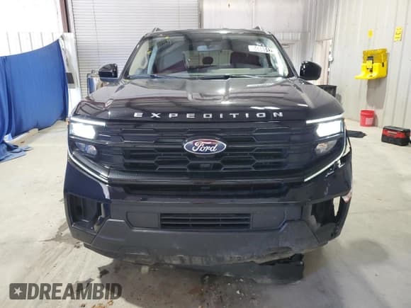 ✅ 2025 Ford Expedition Active • VIN: 1FMJU1H82SEA30482 • Lot: 86885125. Wystawiony na Copart z przebiegiem 7 663 mil. Bezpłatny archiwum sprzedaży aukcyjnych z USA i szczegółowy raport historii pojazdu na DreamBid. Zdjęcie 5.