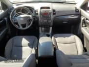 ✅ 2011 Kia Sorento LX • VIN: 5XYKTCA18BG113040 • Лот: 85011765. Опубликован ранее на Copart с пробегом 197 286 миль. Бесплатный доступ к архиву аукционных продаж из США и подробный отчёт об истории автомобиля на DreamBid. Изображение 8.