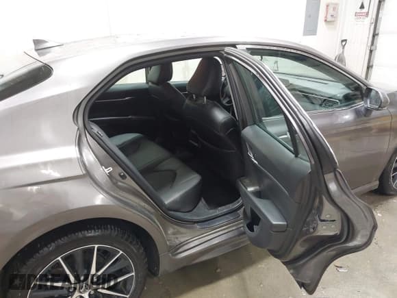 ✅ 2023 Toyota Camry SE • VIN: 4T1G11AKXPU169426 • Lot: 43470476. Wystawiony na IAAI z przebiegiem 33 288 mil. Bezpłatny archiwum sprzedaży aukcyjnych z USA i szczegółowy raport historii pojazdu na DreamBid. Zdjęcie 8.