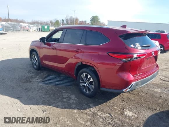 ✅ 2021 Toyota Highlander XLE • VIN: 5TDGZRBH0MS137163 • Lot: 43652069. Listed on IAAI with 25,992 mi. Free auction sales archive from the USA and detailed vehicle history report at DreamBid. Image 3.