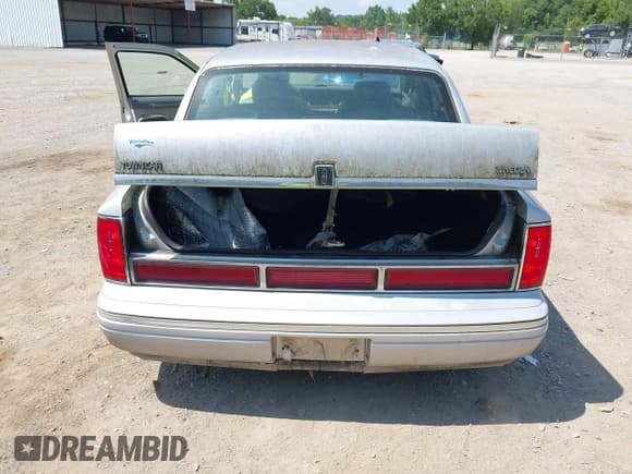 ✅ 1995 Lincoln Town Car Executive • VIN: 1LNLM81W2SY751071 • Lot: 42650123. Wystawiony na IAAI z przebiegiem 133 188 mil. Bezpłatny archiwum sprzedaży aukcyjnych z USA i szczegółowy raport historii pojazdu na DreamBid. Zdjęcie 6.