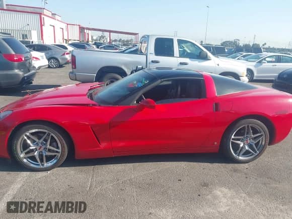 2006 Chevrolet Corvette z VIN 1G1YY25U465131214, wystawiony jako IAAI lot #43107832 z przebiegiem 55 083 mil mil oraz . Historia ofert i sprzedaży dostępna na DreamBid. Obrazek 14.