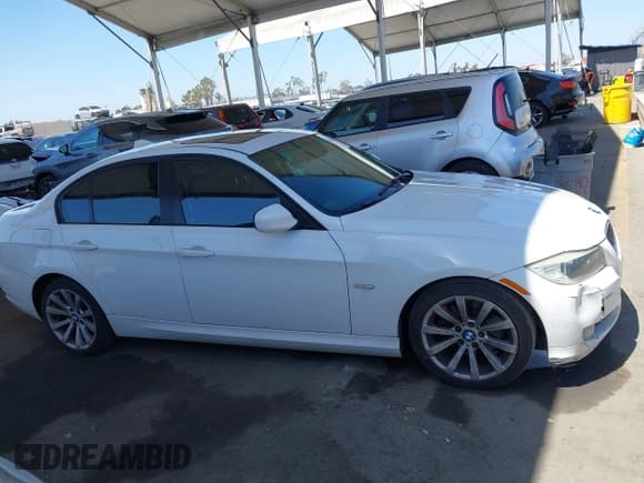 ✅ 2011 BMW 3 Series 328i • VIN: WBAPH5G54BNM71450 • Lot: 42282078. Listed on IAAI with 173,314 mi. Free auction sales archive from the USA and detailed vehicle history report at DreamBid. Image 13.