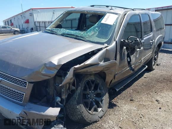 2014 Chevrolet Suburban LT with VIN 1GNSKJE79ER175422, listed as a IAAI auction lot 42654533 with 87,101 mi miles and . Bid and sale history available at DreamBid. Image 6.