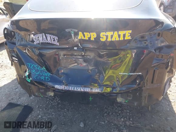 ✅ 2022 Tesla Model Y Long Range • VIN: 7SAYGDEE6NF385120 • Lot: 42194477. Wystawiony na IAAI z przebiegiem 42 201 mil. Bezpłatny archiwum sprzedaży aukcyjnych z USA i szczegółowy raport historii pojazdu na DreamBid. Zdjęcie 6.