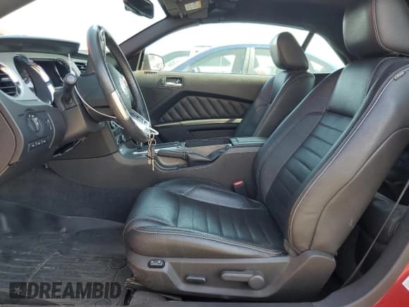 ✅ 2011 Ford Mustang V6 • VIN: 1ZVBP8EM6B5120550 • Lot: 70443985. Wystawiony na Copart z przebiegiem 71 120 mil. Bezpłatny archiwum sprzedaży aukcyjnych z USA i szczegółowy raport historii pojazdu na DreamBid. Zdjęcie 7.