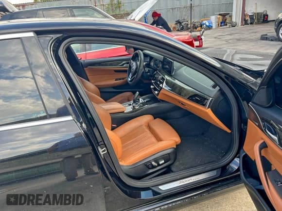 ✅ 2018 BMW 5 Series 530i • VIN: WBAJA5C5XJWA56967 • Лот: 95072665. Опубликован ранее на Copart с пробегом 131 824 миль. Бесплатный доступ к архиву аукционных продаж из США и подробный отчёт об истории автомобиля на DreamBid. Изображение 5.