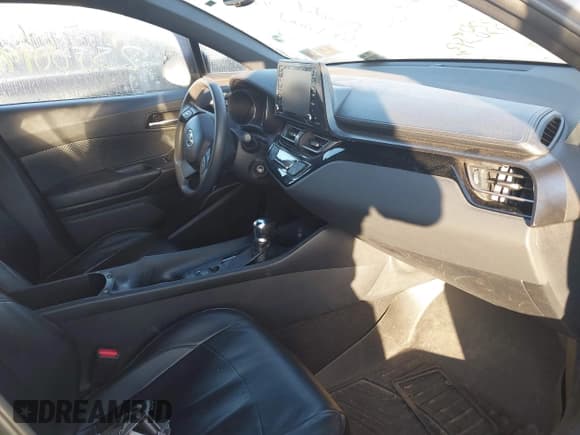 ✅ 2019 Toyota C-HR LE • VIN: NMTKHMBXXKR068081 • Lot: 43385431. Wystawiony na IAAI z przebiegiem Nie podano. Bezpłatny archiwum sprzedaży aukcyjnych z USA i szczegółowy raport historii pojazdu na DreamBid. Zdjęcie 5.