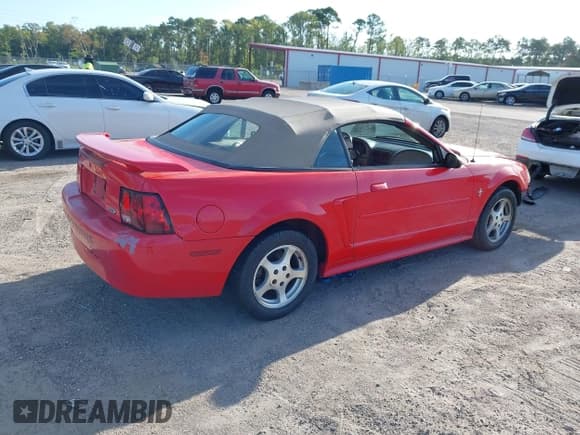 ✅ 2002 Ford Mustang Deluxe • VIN: 1FAFP44442F179840 • Lot: 42603841. Wystawiony na IAAI z przebiegiem 132 149 mil. Bezpłatny archiwum sprzedaży aukcyjnych z USA i szczegółowy raport historii pojazdu na DreamBid. Zdjęcie 4.