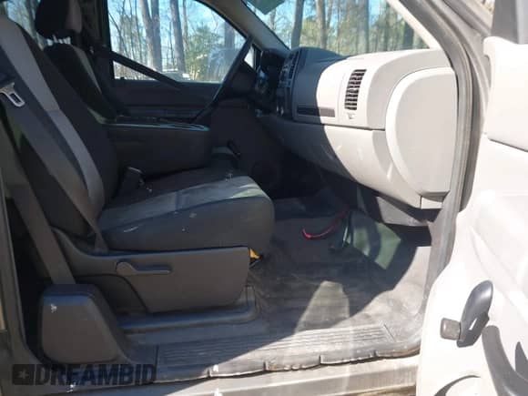 2008 Chevrolet Silverado 1500 Work Truck z VIN 1GCEC19X78Z163206, wystawiony jako IAAI lot #41654310 z przebiegiem 224 879 mil mil oraz . Historia ofert i sprzedaży dostępna na DreamBid. Obrazek 5.