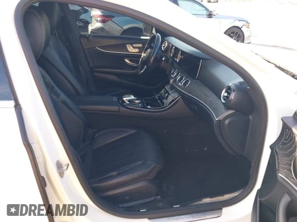 ✅ 2017 Mercedes-Benz E 300 Luxury • VIN: WDDZF4JB6HA121303 • Lot: 43544111. Wystawiony na IAAI z przebiegiem Nie podano. Bezpłatny archiwum sprzedaży aukcyjnych z USA i szczegółowy raport historii pojazdu na DreamBid. Zdjęcie 5.