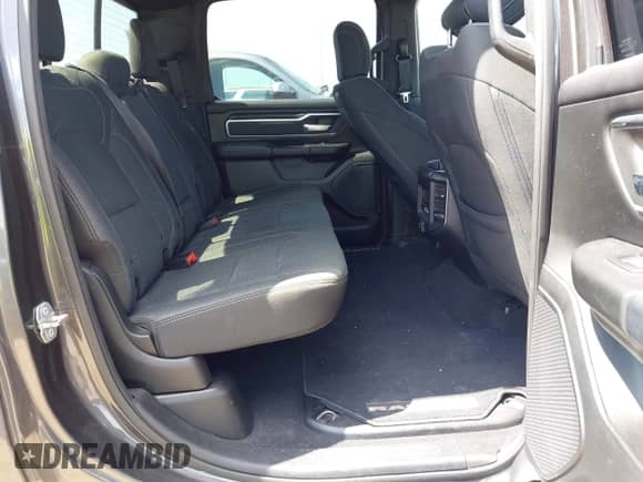 2019 Ram 1500 Big Horn z VIN 1C6SRFFT3KN667970, wystawiony jako IAAI lot #42508577 z przebiegiem 81 301 mil mil oraz . Historia ofert i sprzedaży dostępna na DreamBid. Obrazek 8.