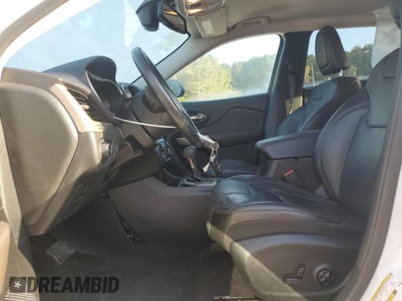 ✅ 2018 Jeep Cherokee Limited • VIN: 1C4PJLDB3JD565930 • Lot: 81295825. Wystawiony na Copart z przebiegiem 64 549 mil. Bezpłatny archiwum sprzedaży aukcyjnych z USA i szczegółowy raport historii pojazdu na DreamBid. Zdjęcie 7.