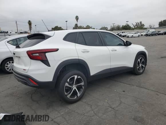 2024 Chevrolet Trax 1RS с VIN KL77LGE29RC077256, выставлен на аукционе Copart как лот 84285735 с пробегом 49 554 миль миль и Чистый • Clean title. История ставок и продаж доступна на DreamBid. Изображение 3.