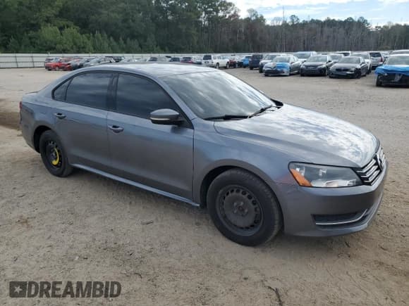 ✅ 2015 Volkswagen Passat S • VIN: 1VWAT7A34FC061790 • Lot: 80907195. Wystawiony na Copart z przebiegiem 140 833 mil. Bezpłatny archiwum sprzedaży aukcyjnych z USA i szczegółowy raport historii pojazdu na DreamBid. Zdjęcie 4.