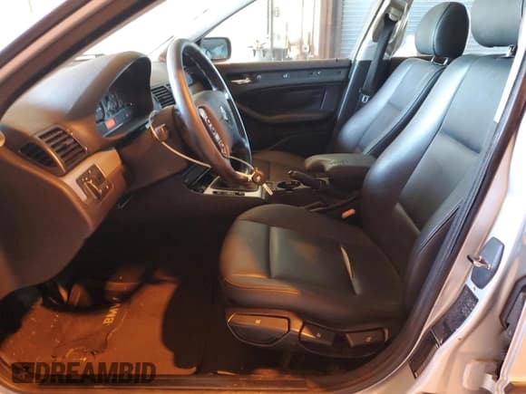 ✅ 2003 BMW 3 Series 325i • VIN: WBAET37443NH04409 • Lot: 82694785. Wystawiony na Copart z przebiegiem 174 759 mil. Bezpłatny archiwum sprzedaży aukcyjnych z USA i szczegółowy raport historii pojazdu na DreamBid. Zdjęcie 7.