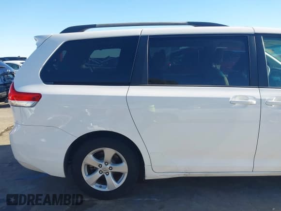 ✅ 2014 Toyota Sienna LE • VIN: 5TDKK3DCXES434133 • Lot: 43587885. Listed on IAAI with 111,272 mi. Free auction sales archive from the USA and detailed vehicle history report at DreamBid. Image 19.