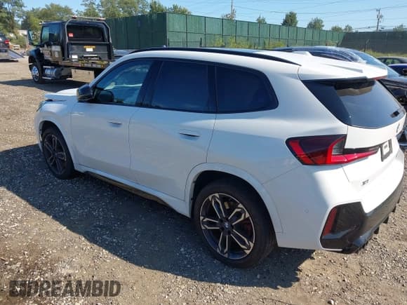 ✅ 2024 BMW X1 • VIN: WBX13EF06R5Y18108 • Lot: 43195972. Wystawiony na IAAI z przebiegiem 21 124 mil. Bezpłatny archiwum sprzedaży aukcyjnych z USA i szczegółowy raport historii pojazdu na DreamBid. Zdjęcie 3.