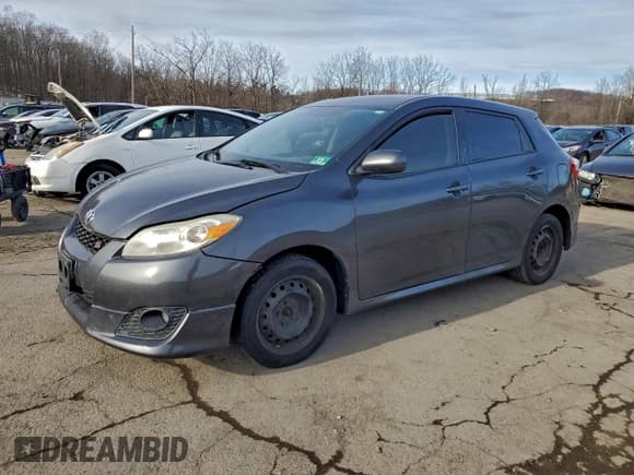 ✅ 2009 Toyota Matrix S • VIN: 2T1LE40E99C007825 • Лот: 95881505. Опубликован ранее на Copart с пробегом 150 380 миль. Бесплатный доступ к архиву аукционных продаж из США и подробный отчёт об истории автомобиля на DreamBid. Изображение 1.