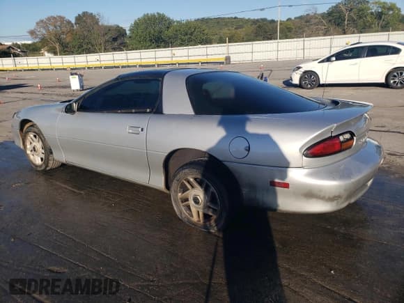 ✅ 2002 Chevrolet Camaro • VIN: 2G1FP22K122125552 • Lot: 84611225. Wystawiony na Copart z przebiegiem 271 441 mil. Bezpłatny archiwum sprzedaży aukcyjnych z USA i szczegółowy raport historii pojazdu na DreamBid. Zdjęcie 2.
