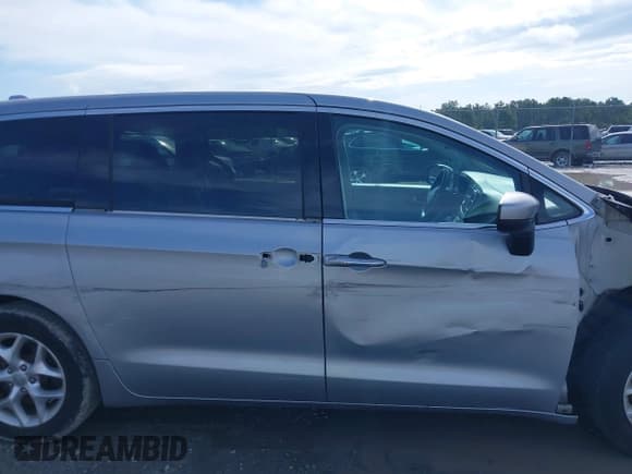 ✅ 2017 Chrysler Pacifica Touring L • VIN: 2C4RC1BG8HR803364 • Lot: 42988613. Wystawiony na IAAI z przebiegiem 51 533 mil. Bezpłatny archiwum sprzedaży aukcyjnych z USA i szczegółowy raport historii pojazdu na DreamBid. Zdjęcie 14.