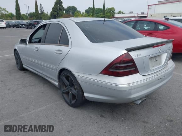 ✅ 2002 Mercedes-Benz C AMG • VIN: WDBRF65JX2F222750 • Lot: 42517552. Wystawiony na IAAI z przebiegiem 203 533 mil. Bezpłatny archiwum sprzedaży aukcyjnych z USA i szczegółowy raport historii pojazdu na DreamBid. Zdjęcie 3.
