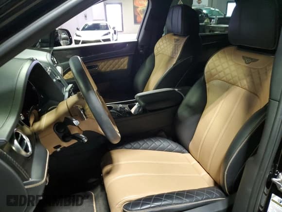 ✅ 2020 Bentley Bentayga V8 • VIN: SJAAM2ZV9LC031383 • Lot: 74666394. Listed on Copart with 30,830 mi. Free auction sales archive from the USA and detailed vehicle history report at DreamBid. Image 8.