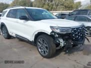 ✅ 2025 Ford Explorer • VIN: 1FMWK7HC1SGC05473 • Lot: 43494798. Wystawiony na IAAI z przebiegiem 4 953 mil. Bezpłatny archiwum sprzedaży aukcyjnych z USA i szczegółowy raport historii pojazdu na DreamBid. Zdjęcie 1.