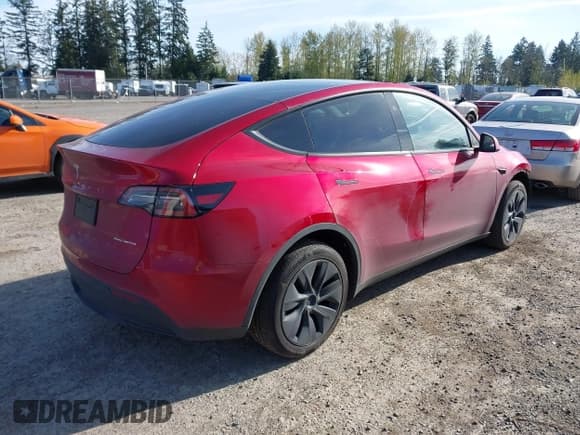 ✅ 2024 Tesla Model Y Long Range • VIN: 7SAYGDEE9RF199805 • Lot: 42018221. Wystawiony na IAAI z przebiegiem 7 359 mil. Bezpłatny archiwum sprzedaży aukcyjnych z USA i szczegółowy raport historii pojazdu na DreamBid. Zdjęcie 4.