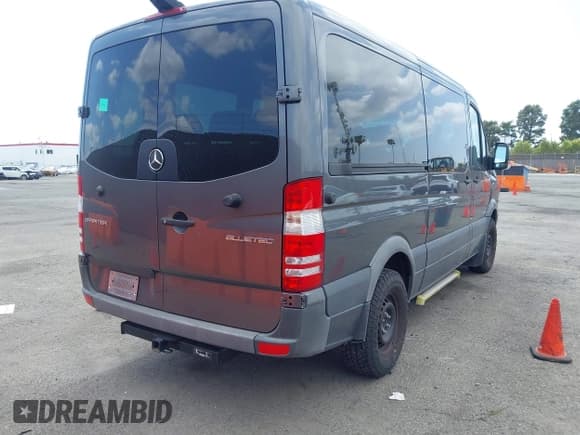 ✅ 2015 Mercedes-Benz Sprinter Passenger • VIN: WDZPE7DC1FP111850 • Lot: 41920037. Wystawiony na IAAI z przebiegiem 127 121 mil. Bezpłatny archiwum sprzedaży aukcyjnych z USA i szczegółowy raport historii pojazdu na DreamBid. Zdjęcie 4.