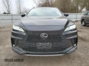 ✅ 2023 Lexus RX 500h F Sport Performance • VIN: 2T2BCMEA2PC003762 • Lot: 54748595. Wystawiony na Copart z przebiegiem 38 023 mil. Bezpłatny archiwum sprzedaży aukcyjnych z USA i szczegółowy raport historii pojazdu na DreamBid. Zdjęcie 5.