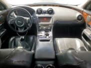 ✅ 2012 Jaguar XJ • VIN: SAJWA1CB0CLV23002 • Lot: 52804915. Wystawiony na Copart z przebiegiem 149 331 mil. Bezpłatny archiwum sprzedaży aukcyjnych z USA i szczegółowy raport historii pojazdu na DreamBid. Zdjęcie 8.