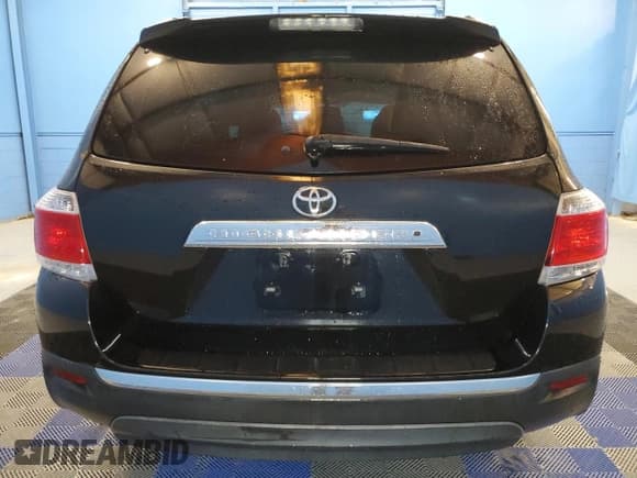 ✅ 2013 Toyota Highlander SE • VIN: 5TDZK3EH8DS133903 • Лот: 86811715. Опубликован ранее на Copart с пробегом 214 200 миль. Бесплатный доступ к архиву аукционных продаж из США и подробный отчёт об истории автомобиля на DreamBid. Изображение 6.