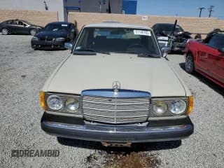 ✅ 1982 Mercedes-Benz 240 • VIN: WDBAB23A9CB319628 • Lot: 57148765. Listed on Copart with 111,027 mi. Free auction sales archive from the USA and detailed vehicle history report at DreamBid. Image 5.