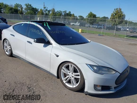 ✅ 2015 Tesla Model S 85D • VIN: 5YJSA1H21FFP76844 • Lot: 43061760. Wystawiony na IAAI z przebiegiem 141 109 mil. Bezpłatny archiwum sprzedaży aukcyjnych z USA i szczegółowy raport historii pojazdu na DreamBid. Zdjęcie 1.