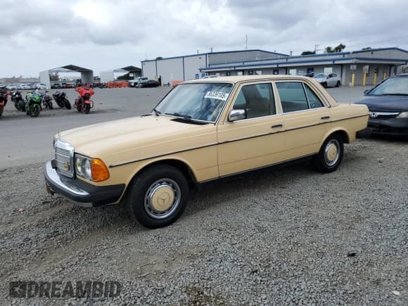 ✅ 1982 Mercedes-Benz 240 • VIN: WDBAB23A5CB311686 • Lot: 86339105. Wystawiony na Copart z przebiegiem 169 775 mil. Bezpłatny archiwum sprzedaży aukcyjnych z USA i szczegółowy raport historii pojazdu na DreamBid. Zdjęcie 1.