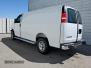 ✅ 2025 Chevrolet Express Cargo • VIN: 1GCWGAFP4S1175820 • Lot: 85901405. Wystawiony na Copart z przebiegiem 1 196 mil. Bezpłatny archiwum sprzedaży aukcyjnych z USA i szczegółowy raport historii pojazdu na DreamBid. Zdjęcie 2.