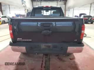 2011 Chevrolet Silverado 1500 LT z VIN 1GCRKSE31BZ294037, wystawiony jako Copart lot #82684535 z przebiegiem 230 016 mil mil oraz Szkoda całkowita • Salvage title. Historia ofert i sprzedaży dostępna na DreamBid. Obrazek 6.