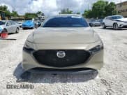 ✅ 2024 Mazda 3 Carbon Edition • VIN: JM1BPBYY4R1704817 • Lot: 82060155. Wystawiony na Copart z przebiegiem 8 435 mil. Bezpłatny archiwum sprzedaży aukcyjnych z USA i szczegółowy raport historii pojazdu na DreamBid. Zdjęcie 5.