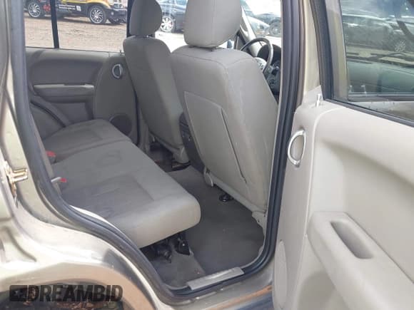 ✅ 2005 Jeep Liberty Limited • VIN: 1J4GK58K15W633519 • Lot: 42240372. Listed on IAAI with 189,926 mi. Free auction sales archive from the USA and detailed vehicle history report at DreamBid. Image 8.