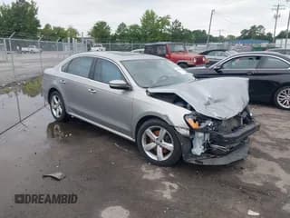 ✅ 2013 Volkswagen Passat SE • VIN: 1VWBH7A37DC087822 • Лот: 42915186. Опубликован ранее на IAAI с пробегом 227 702 миль. Бесплатный доступ к архиву аукционных продаж из США и подробный отчёт об истории автомобиля на DreamBid. Изображение 1.