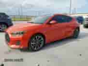 2019 Hyundai Veloster 2.0 z VIN KMHTG6AFXKU002926, wystawiony jako Copart lot #61302865 z przebiegiem 27 893 mil mil oraz Czysty tytuł • Clean title. Historia ofert i sprzedaży dostępna na DreamBid. Obrazek 1.