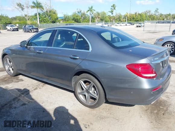✅ 2018 Mercedes-Benz E 300 • VIN: WDDZF4KBXJA317975 • Lot: 43728953. Listed on IAAI with 54,923 mi. Free auction sales archive from the USA and detailed vehicle history report at DreamBid. Image 3.