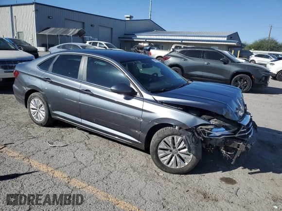 ✅ 2020 Volkswagen Jetta S • VIN: 3VWC57BUXLM090909 • Lot: 85652735. Wystawiony na Copart z przebiegiem 47 386 mil. Bezpłatny archiwum sprzedaży aukcyjnych z USA i szczegółowy raport historii pojazdu na DreamBid. Zdjęcie 4.