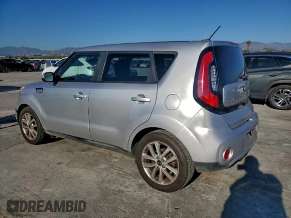✅ 2018 Kia Soul + • VIN: KNDJP3A55J7575442 • Лот: 94323865. Опубликован ранее на Copart с пробегом 145 818 миль. Бесплатный доступ к архиву аукционных продаж из США и подробный отчёт об истории автомобиля на DreamBid. Изображение 2.
