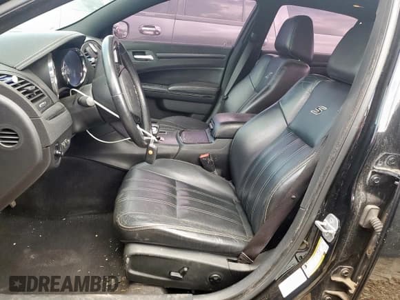 ✅ 2013 Chrysler 300 S • VIN: 2C3CCAGG6DH728490 • Lot: 68026995. Wystawiony na Copart z przebiegiem 177 189 mil. Bezpłatny archiwum sprzedaży aukcyjnych z USA i szczegółowy raport historii pojazdu na DreamBid. Zdjęcie 7.