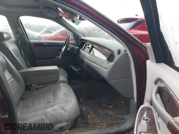 ✅ 1998 Lincoln Town Car Signature • VIN: 1LNFM82W8WY688852 • Lot: 42365729. Listed on IAAI with 194,232 mi. Free auction sales archive from the USA and detailed vehicle history report at DreamBid. Image 5.